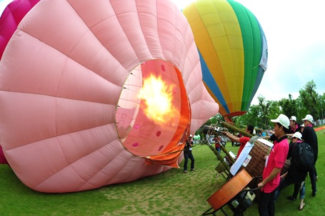 Du khách được tận mắt quan sát toàn bộ quy trình vận hành kỹ thuật của một khinh khí cầu