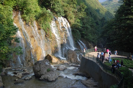 Khám phá những thác nước đẹp nhất dưới chân núi Phan Si Păng - 2 Thác Cát Cát ở xã San Sả Hồ là điểm đến của nhiều du khách khi tới thăm Sa Pa