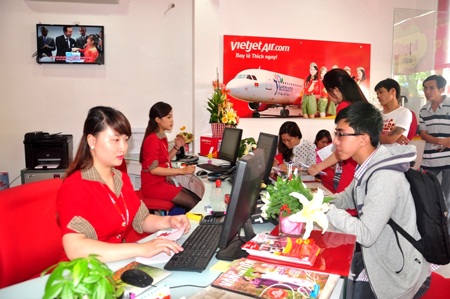 Hành khách đầu tiên đặt vé giá 100.000 đồng tại phòng vé