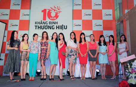 Dàn chân dài lộng lẫy trong đêm tiệc 