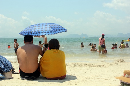 Bãi tắm Bãi Cháy đón trên 20.000 lượt khách ngày đầu mở cửa - 2 Bãi tắm Bãi Cháy đón trên 20.000 lượt khách ngày đầu mở cửa
