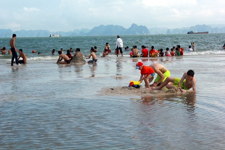 Bãi tắm Bãi Cháy đón trên 20.000 lượt khách ngày đầu mở cửa - 7 Bãi tắm Bãi Cháy đón trên 20.000 lượt khách ngày đầu mở cửa