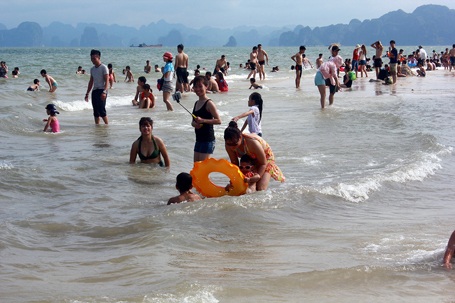 Bãi tắm Bãi Cháy đón trên 20.000 lượt khách ngày đầu mở cửa - 8 Bãi tắm Bãi Cháy đón trên 20.000 lượt khách ngày đầu mở cửa