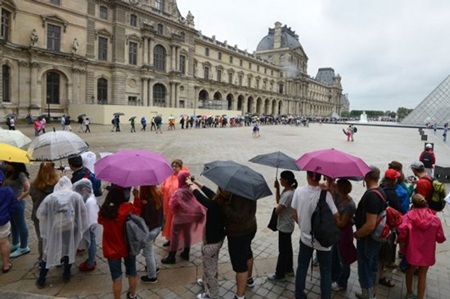 Du khách xếp hàng vào bảo tàng Louvre, thủ đô Paris, Pháp. (Ảnh: AFP)