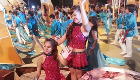 Lùi tổ chức Carnaval Hạ Long vì chờ sóng truyền hình? - 1 Lễ hội trong Carnaval Hạ Long. Ảnh: Thành Duy.