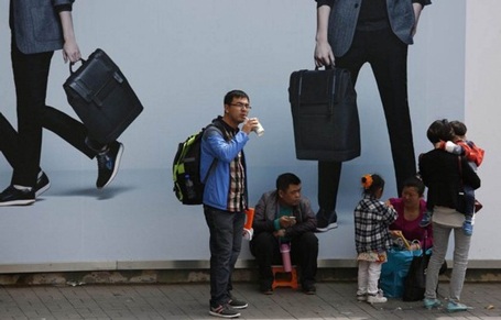 Trung Quốc lập “danh sách đen” du khách - 1 Du khách Trung Quốc ở Hồng Kông Ảnh: Reuters