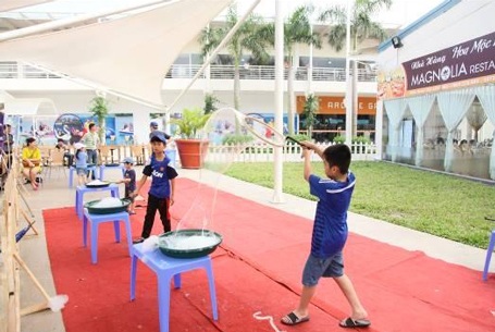 Quảng Ninh bừng sáng trong Lễ hội Bong bóng của nghệ sĩ Fan Yang - 10 Ngoài ra, khi tham gia sự kiện này, các em nhỏ còn được thỏa sức vui chơi tại khu vườn bong bóng