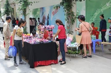 Quảng Ninh bừng sáng trong Lễ hội Bong bóng của nghệ sĩ Fan Yang - 12 Chợ ẩm thực và những gian hàng đồ lưu niệm đa dạng, phong phú, thu hút du khách