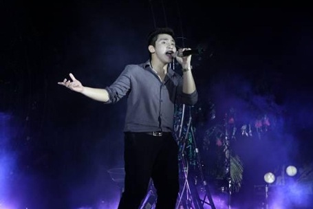 Quảng Ninh bừng sáng trong Lễ hội Bong bóng của nghệ sĩ Fan Yang - 7 Tham gia chương trình còn có sự góp mặt của các ca sĩ khác như ca sĩ Thành Nam The Voice 2013