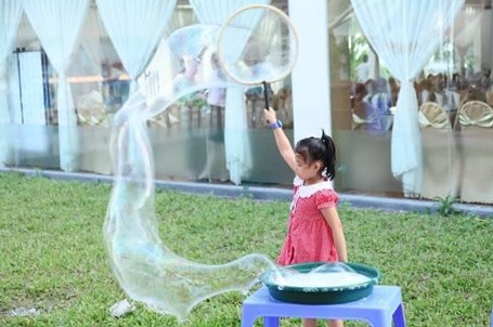 Quảng Ninh bừng sáng trong Lễ hội Bong bóng của nghệ sĩ Fan Yang - 9 Ngoài ra, khi tham gia sự kiện này, các em nhỏ còn được thỏa sức vui chơi tại khu vườn bong bóng