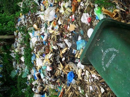 Trong khi đó cái thùng chứa rác được Sở TNMT trang bị thì bị vô hiệu hóa.