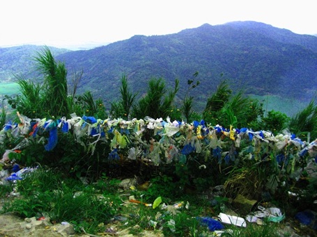 Nóc nhà đồng bằng sông Cửu Long luôn bị ngập bởi rác từ du khách để lại