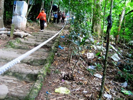 Rác tràn ra lối đi trên núi