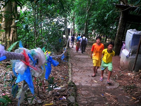 Rác đeo bám trên các sợi dây dẫn đường lên núi