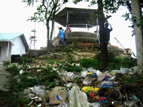 Chân điện thờ nằm trên đỉnh Bồ Hong (cao 705m) cũng ngập rác