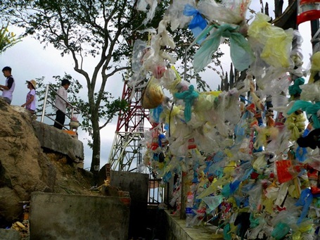 Chân điện thờ nằm trên đỉnh Bồ Hong (cao 705m) cũng ngập rác