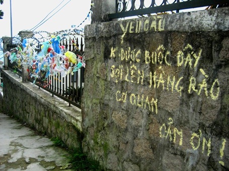 Xả rác bất chấp lời yêu cầu của cơ quan nhà nước (có trụ sở tại khu vực Bồ Hong).