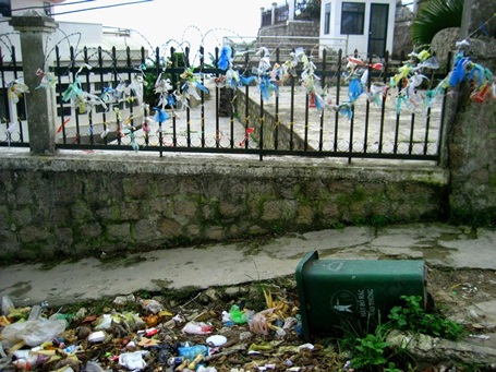 Hậu quả là rác vẫn cứ treo và nằm la liệt trước cơ quan này.