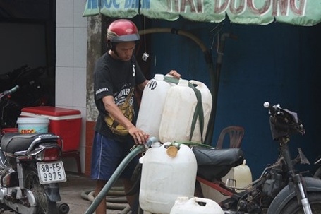 Kỳ lạ nghề bán… nước biển ở Sài Gòn - 2 Những can nước biển được chở đến nhiều cửa hàng hải sản trong thành phố - Ảnh: Chu Huy