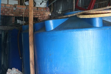 Kỳ lạ nghề bán… nước biển ở Sài Gòn - 3 Những can nước biển được chở đến nhiều cửa hàng hải sản trong thành phố - Ảnh: Chu Huy