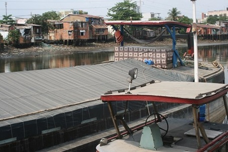 Kỳ lạ nghề bán… nước biển ở Sài Gòn - 4 Chiếc thuyền dùng để chở nước biển từ Vũng Tàu về bán - Ảnh: Chu Huy
