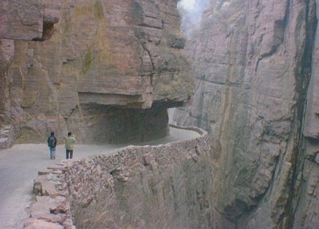 Đèo ở Dadès Gorges, High Atlas, Maroc. Con đường này nằm giữa hai dãy núi Atlas và Jbel Saghro.