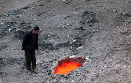 Miệng hố lửa này có đường kính 150cm. (Nguồn: CCTV)