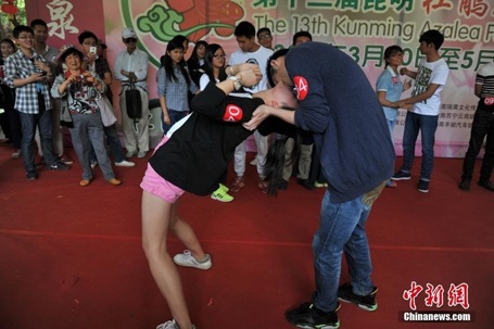 Muôn vàn kiểu khóa môi trong cuộc thi hôn ở Trung Quốc