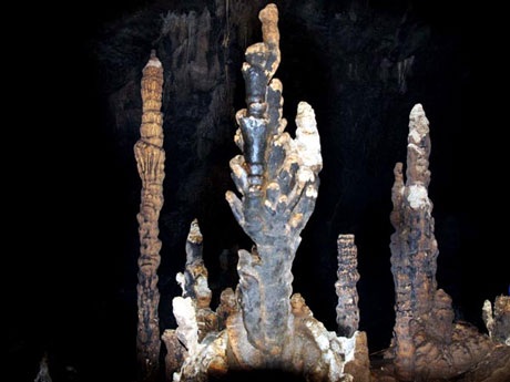 Ngắm hang động tuyệt đẹp mới phát hiện ở Cao nguyên đá Đồng Văn - 5 Có những nhũ đá giống như một cây hoa hay như một tòa tháp. Ảnh: Kim Tiến - Báo Hà Giang