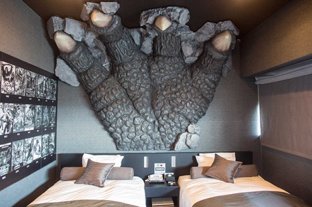 Quái vật Godzilla đáng sợ đứng sừng sững giữa những căn nhà chọc trời trong thành phố.