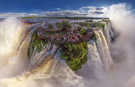 Thác Iguazu, nằm giữa Argentina và Brazil