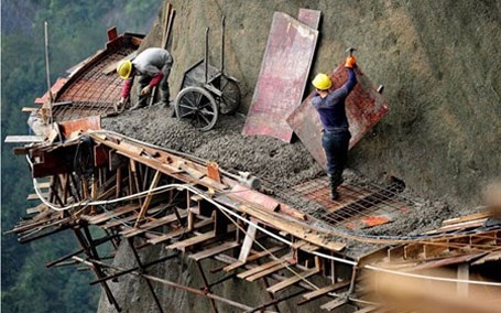 Thót tim cảnh công nhân TQ làm đường giữa lưng chừng trời
