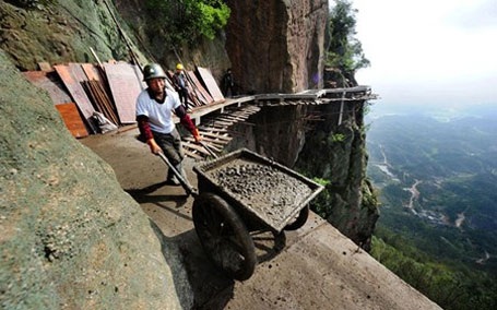 Chỉ cần sảy chân một chút, họ có thể rơi xuống núi và mất mạng