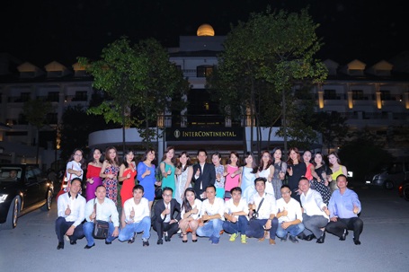 Gala Dinner Solution 10 năm - Khẳng định thương hiệu - 1 Cán bộ CNV Solution chụp hình lưu niệm tại khách sạn InterContinental