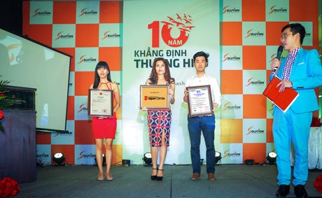 Gala Dinner Solution 10 năm - Khẳng định thương hiệu - 3 Tự hào đón nhận danh hiệu