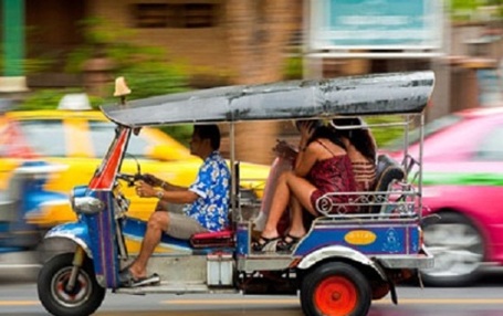 Du lịch Phnom Penh: Đặc sản Tuk tuk, USD và… nụ cười - 1 Tuk tuk - Phương tiện giao thông công cộng phổ biến ở Phnom Penh