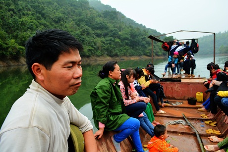 Những rặng vải đang mùa trổ hoa chạy quanh thôn Đồng Mậm