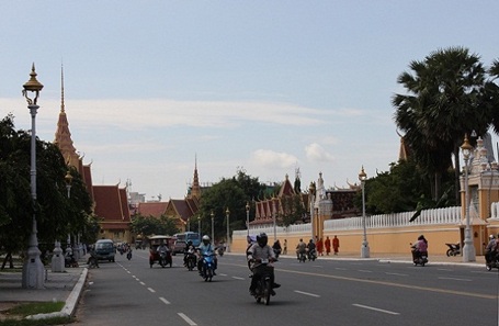 Du lịch Phnom Penh: Đặc sản Tuk tuk, USD và… nụ cười - 2 Tuk tuk - Phương tiện giao thông công cộng phổ biến ở Phnom Penh