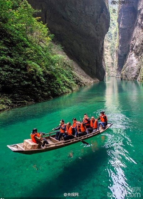 Dòng nước trong vắt khiến thuyền như đang trôi lơ lửng.(Nguồn: Xinhua)