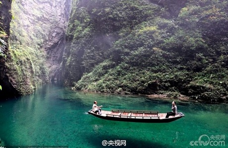 Dòng nước trong vắt khiến thuyền như đang trôi lơ lửng.(Nguồn: Xinhua)