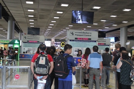 Du khách chờ nhập cảnh vào Thái Lan
