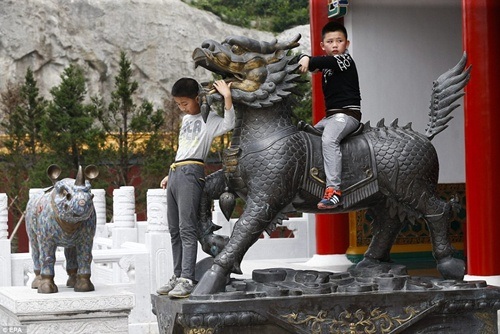 Du khách ùn ùn tới thăm phim trường hoành tráng nhất thế giới - 1 Du khách thích thú tới thăm phim trường lớn nhất thế giới