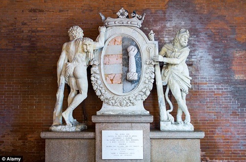 Bức tượng thần Hercules trước khi bị hư hại