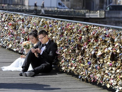Gần một triệu ổ khóa trên cầu tình yêu ở Paris sẽ bị "khai tử" - 1 Cầu tình yêu Pont des Arts là điểm đến lý tưởng của các cặp tình nhân