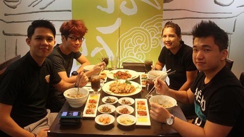 Giới trẻ Hàn thưởng thức mỳ đen vào lễ độc thân