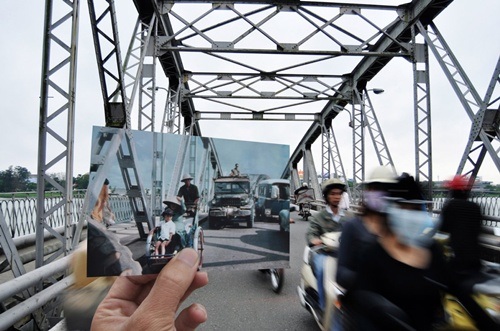 Ngắm Việt Nam thay đổi từ quá khứ đến hiện tại trên báo Mỹ - 12 Cầu Trường Tiền, Huế năm 1967 và hiện tại với những dòng xe tấp nập ngược xuôi.