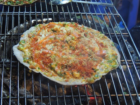 Khó cưỡng trước hương vị bánh tráng nướng - “pizza” của người Đà Lạt - 2 Bánh tráng nướng còn được thực khách gọi là pizza Đà Lạt