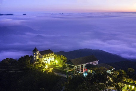 Làng Pháp - Nơi trải nghiệm bình yên - 2 Khi màn đêm buông xuống, Bà Nà bồng bềnh giữa biển Mây