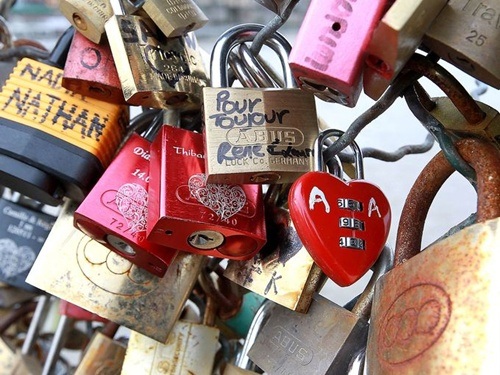 Gần một triệu ổ khóa trên cầu tình yêu ở Paris sẽ bị "khai tử" - 2 Cây cầu đang trĩu nặng bởi trọng lượng của gần 1 triệu ổ khóa