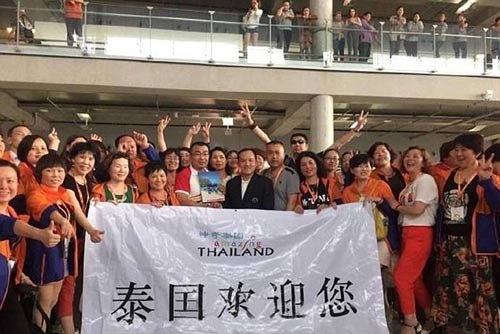 Đội ngũ nhân viên đông đảo của Infinitus đứng chật cứng sân bay